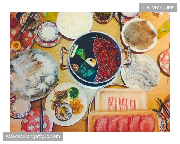 傅园慧训练完吃火锅被偶遇，桌上堆满毛肚黄喉，教练在旁边扶额