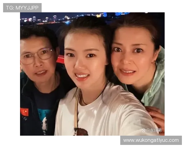 张常宁在家吃顿饭，光配菜就摆了八道