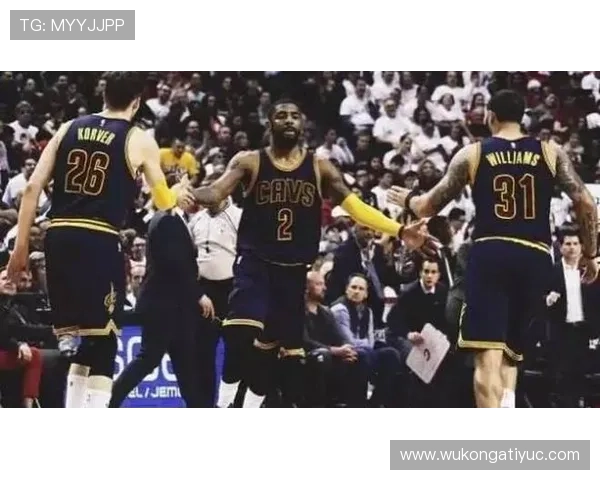 库杜斯中场与边锋角色切换的战术多样性解析